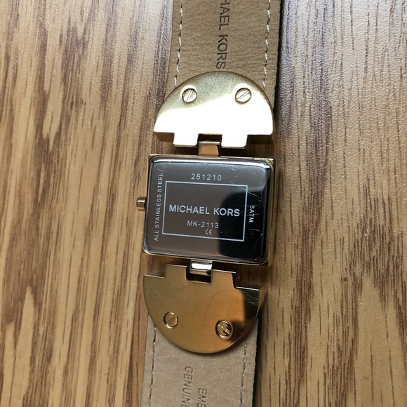 Michael Kors embossed Leather Watch - Picture 5 of 6